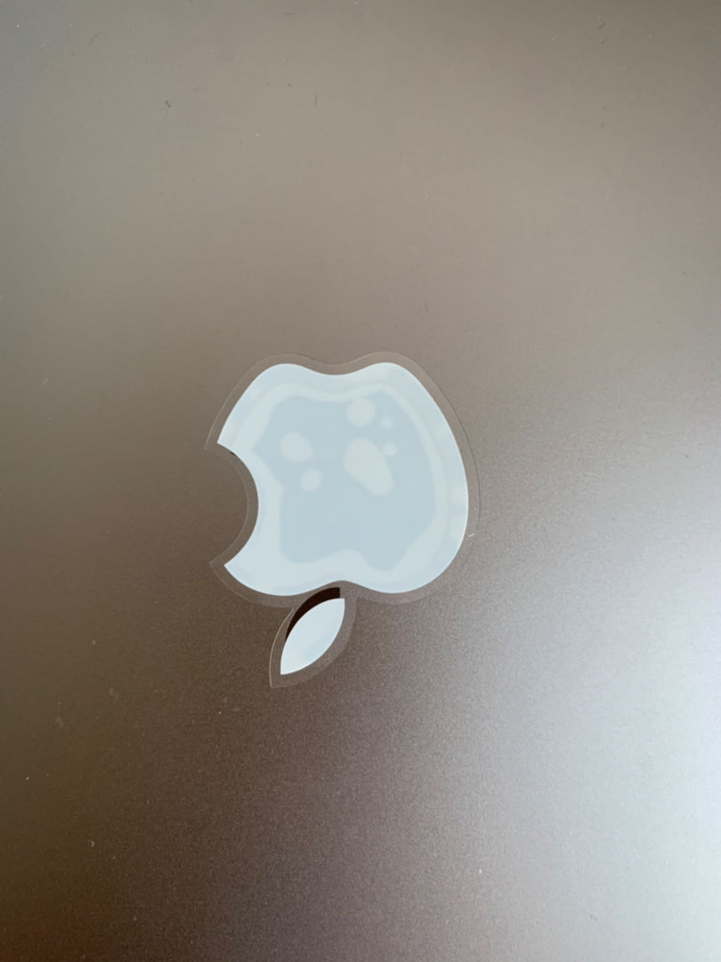 在苹果电脑上贴苹果贴纸进行伪装