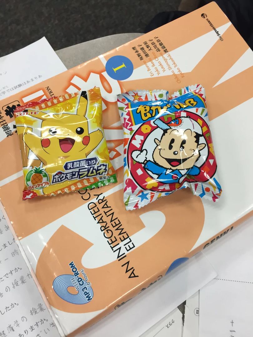 昨天是这学期上的最后一节日语课，结果老师带来了一大堆小零食